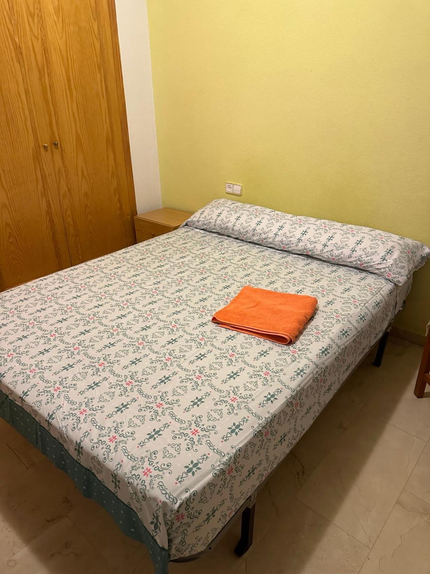 Economic Private Room In Center Of Granada Buitenkant foto